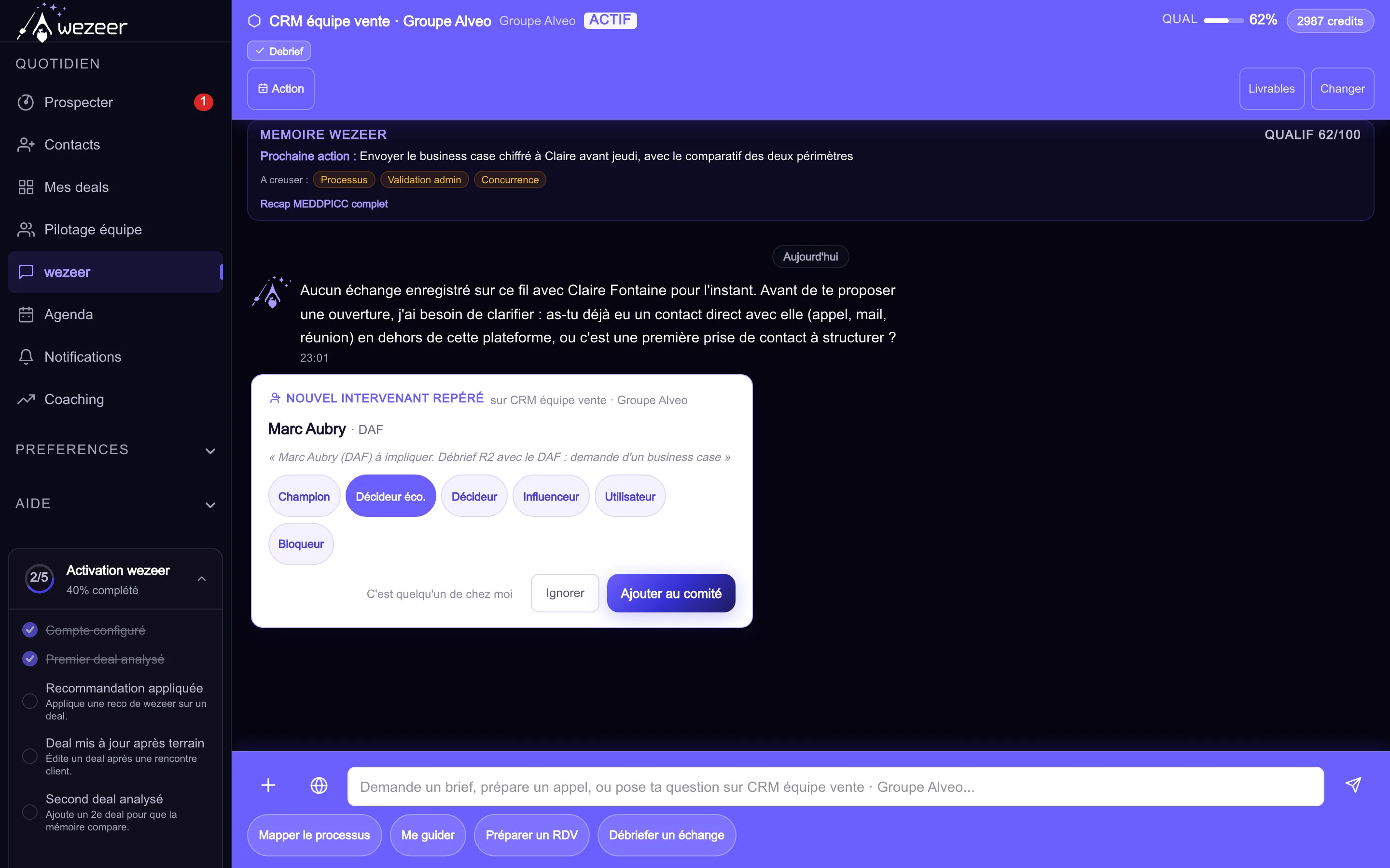 Chat de l'assistant ouvert sur un deal, avec la barre de contexte affichant la société, le nom du deal et le mode choisi par wezeer.