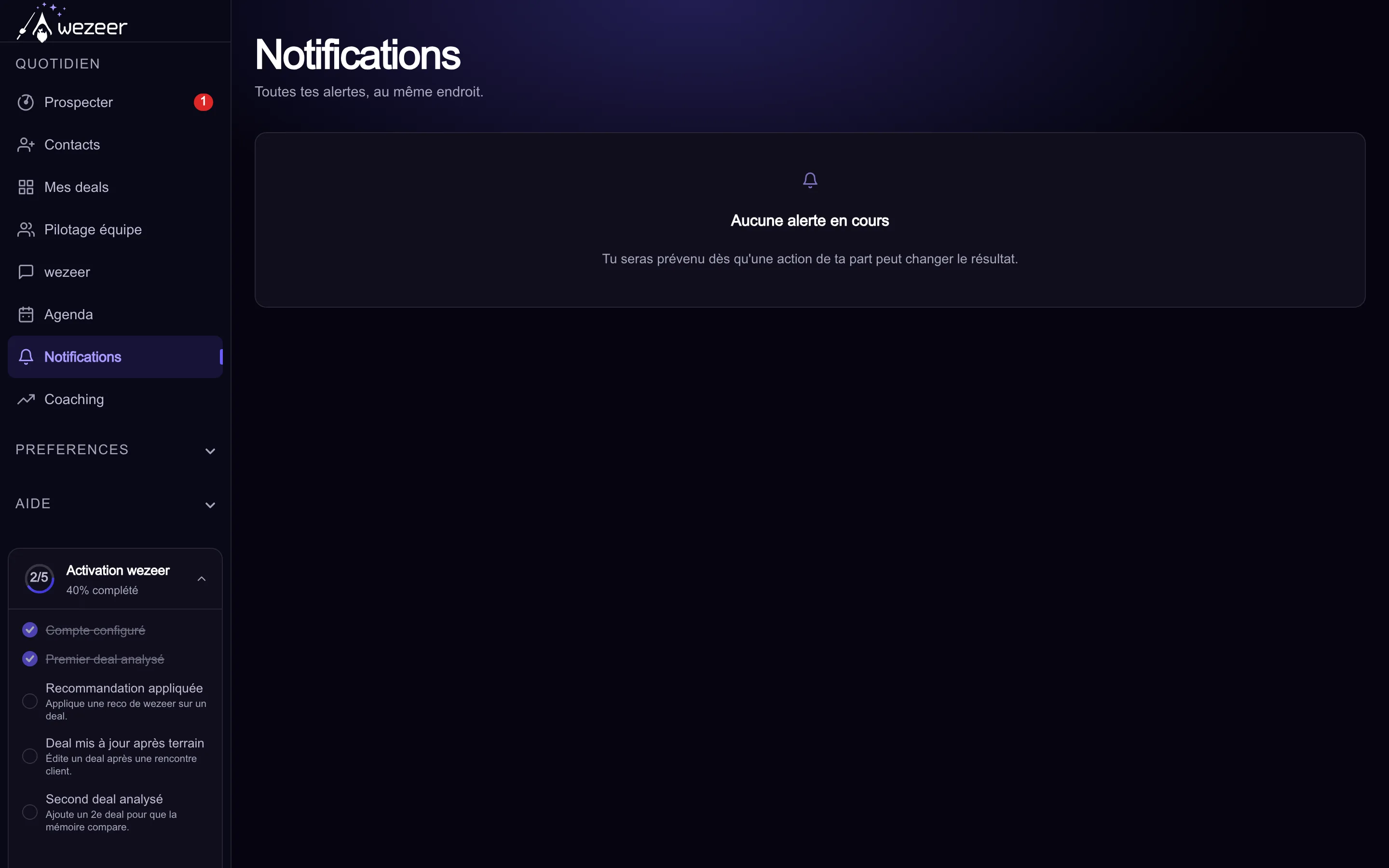 Centre de notifications wezeer listant les alertes groupées par niveau d'urgence, critique, important et info.